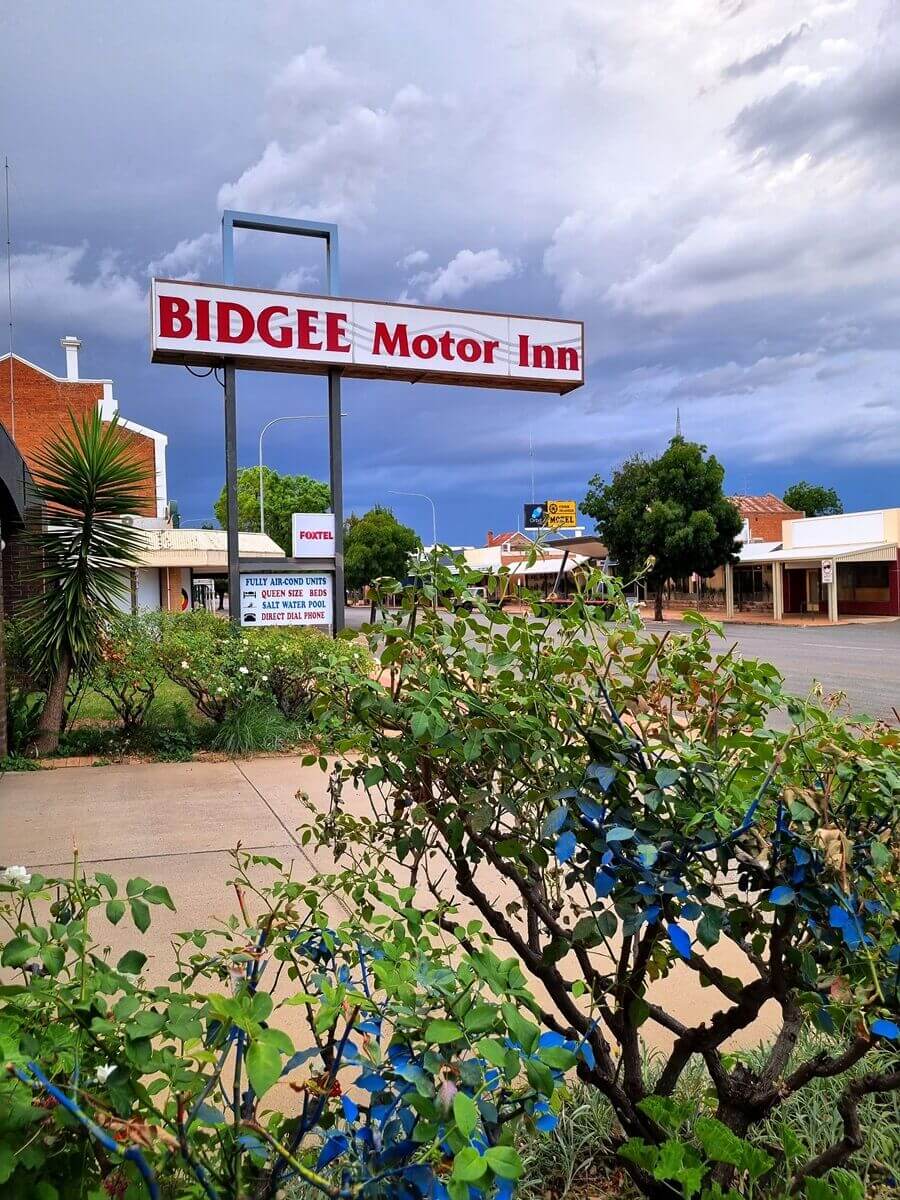 Bidgee Motor Inn Sign - Bidgee Motor Inn Hay NSW