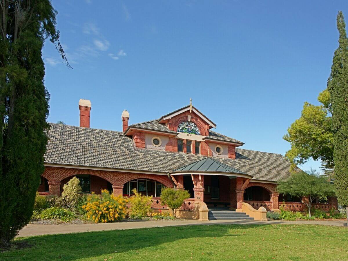 Court House - Bidgee Motor Inn Hay NSW