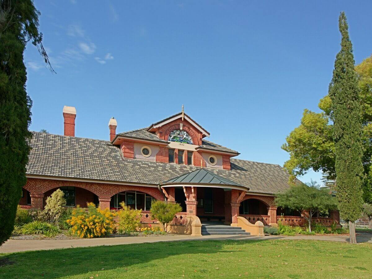 Courthouse - Bidgee Motor Inn Hay NSW