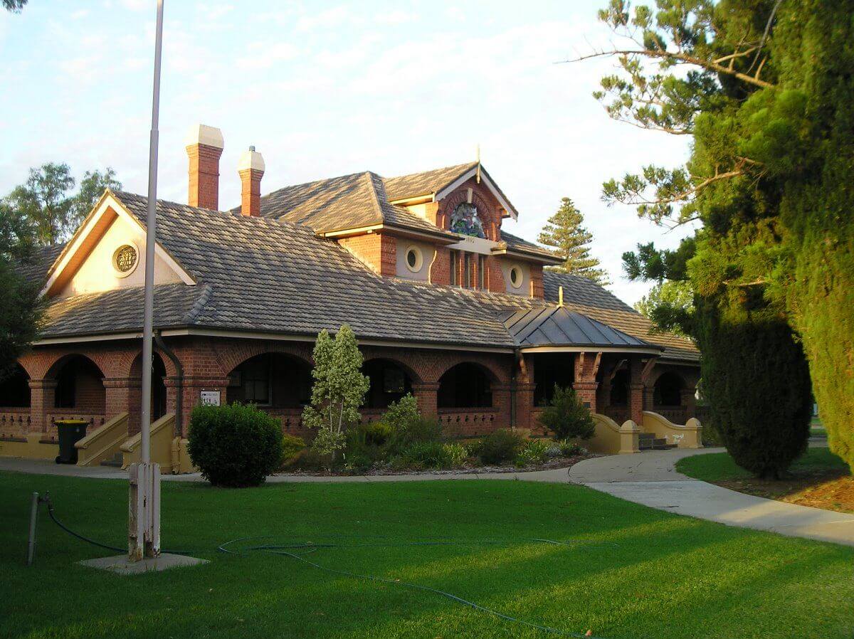 Courthouse - Bidgee Motor Inn Hay NSW