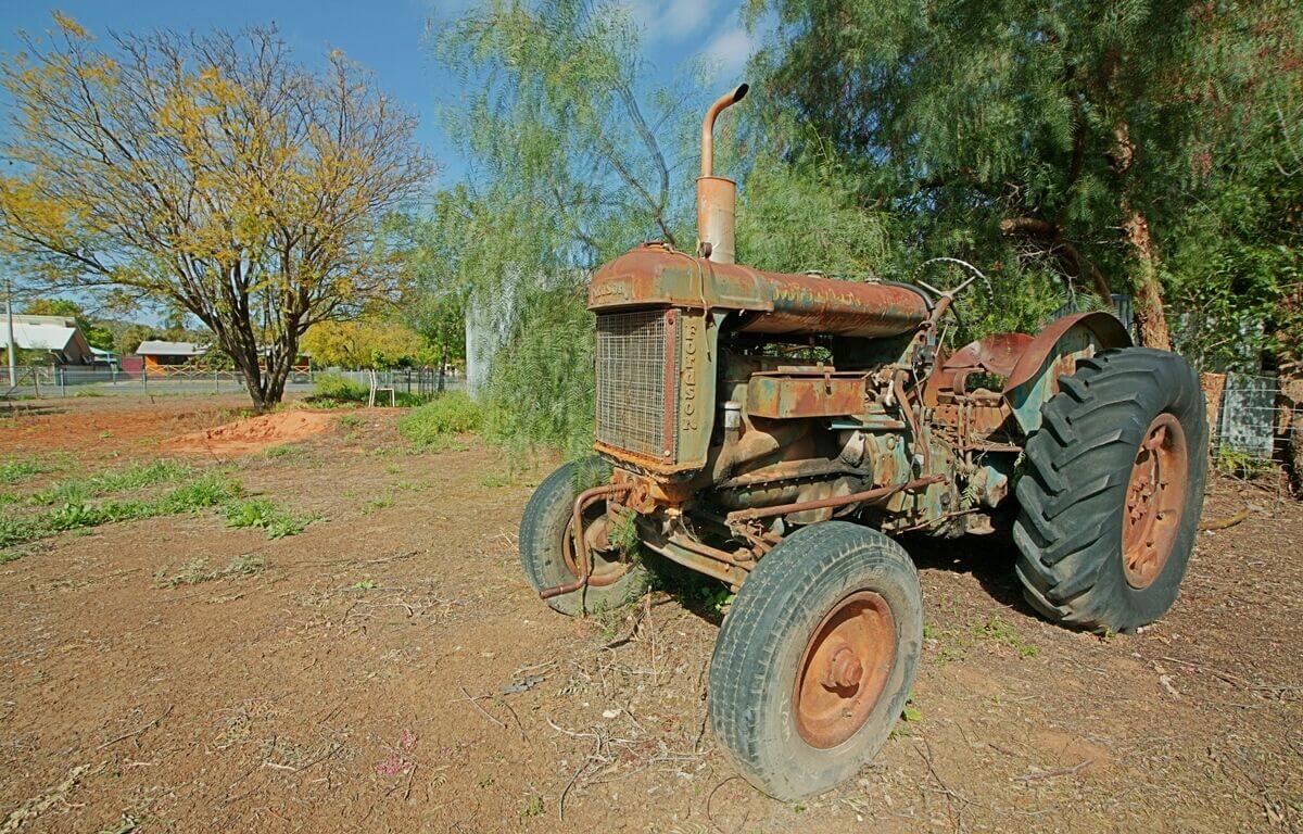 Old Tractor - Bidgee Motor Inn Hay NSW