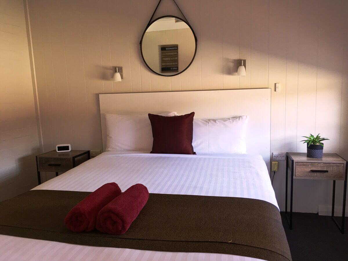 Queen Bed - Bidgee Motor Inn Hay NSW