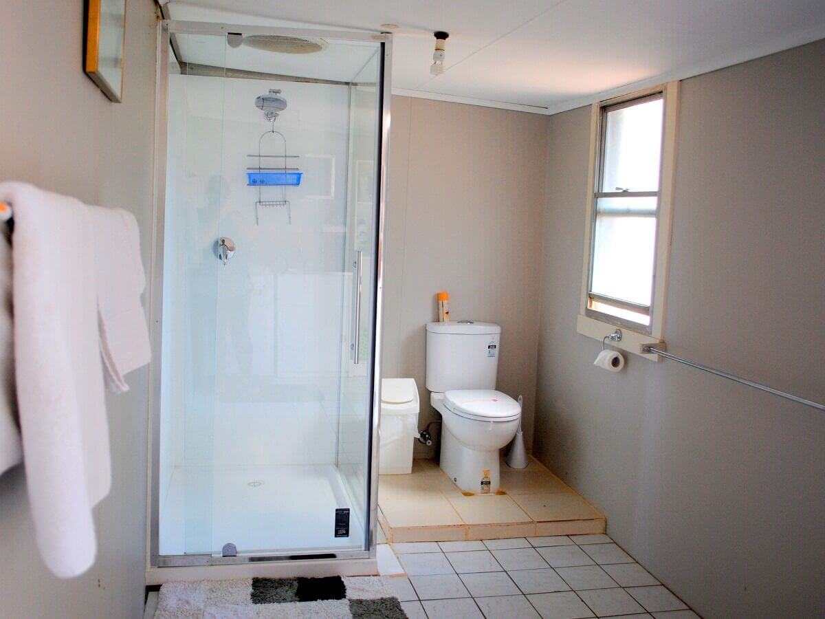 Sams Cottage Bathroom - Bidgee Motor Inn Hay NSW