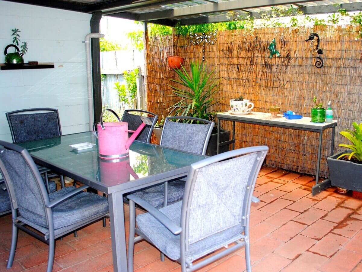 Sams Cottage Outdoor Seating - Bidgee Motor Inn Hay NSW