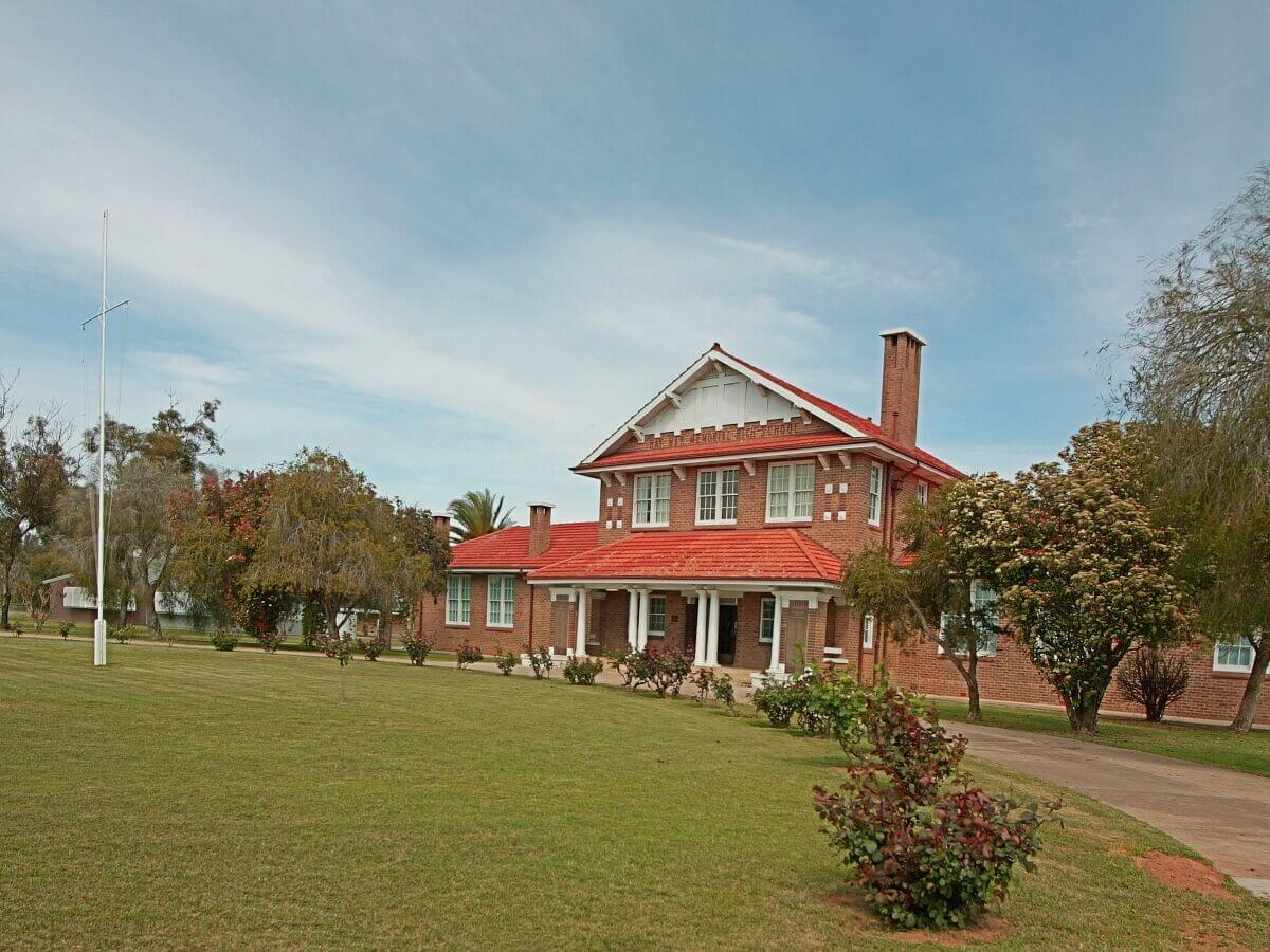 War Memorial High School - Bidgee Motor Inn Hay NSW